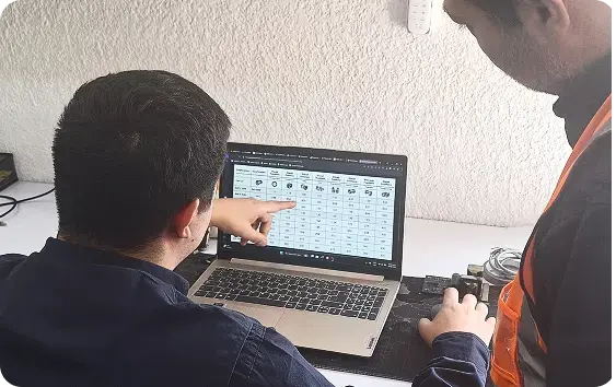 Técnicos trabajando en banco de pruebas