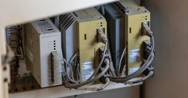 Servomotores AC vs DC: diferencias técnicas y guía de mantenimiento para la industria